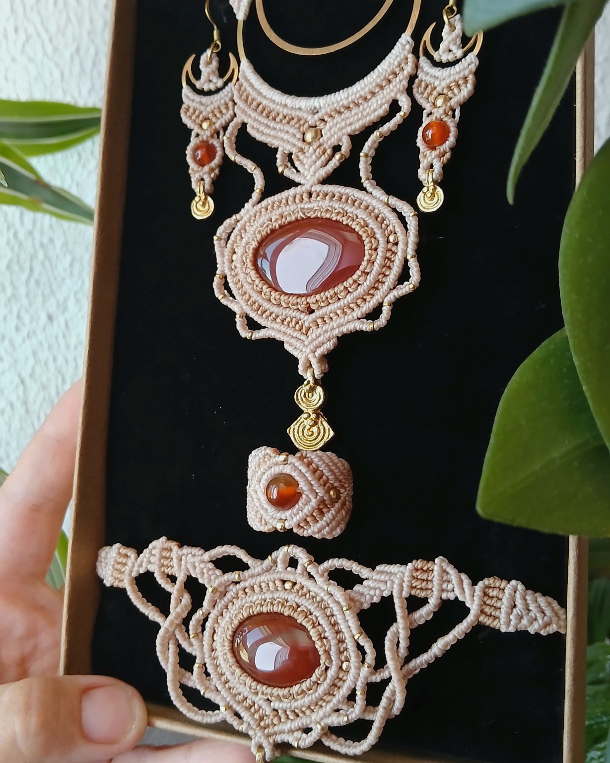 Conjunto personalizado com Cornalina, composto por colar, brincos, pulseira e anel