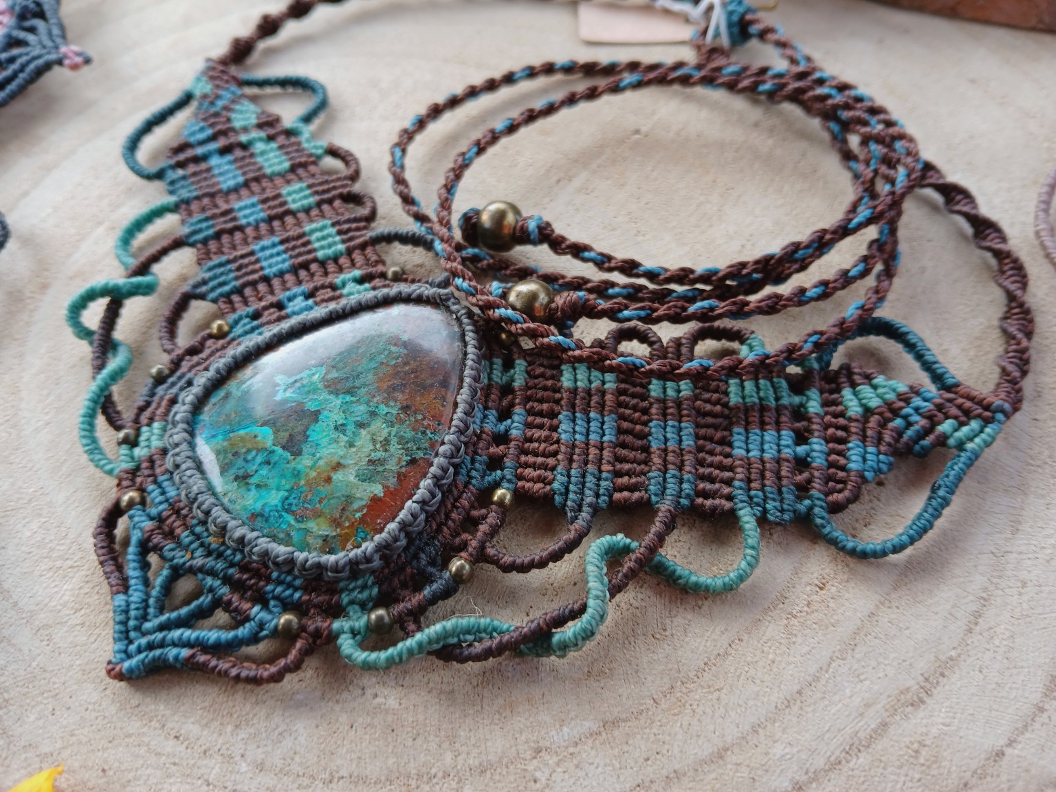 Colar completo em micro macramé azul-esverdeado e castanho com Crisocola grande