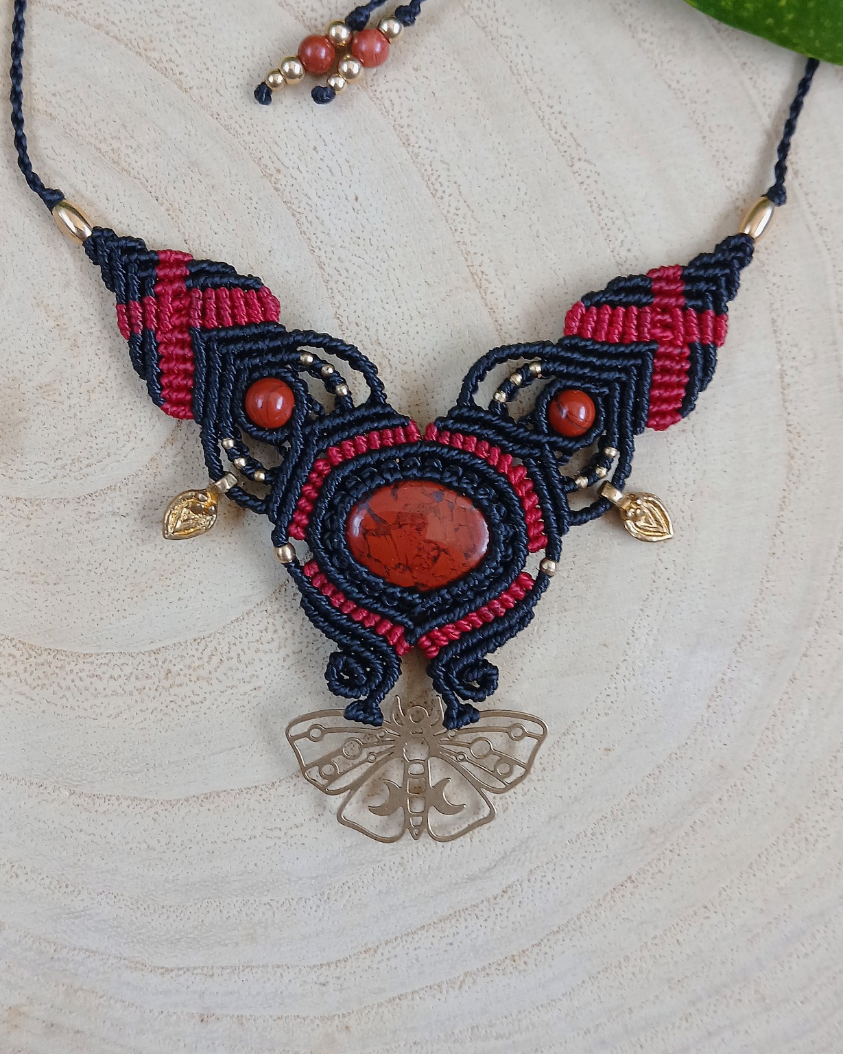 Colar em preto e vermelho com Jaspe Vermelho e elemento metálico