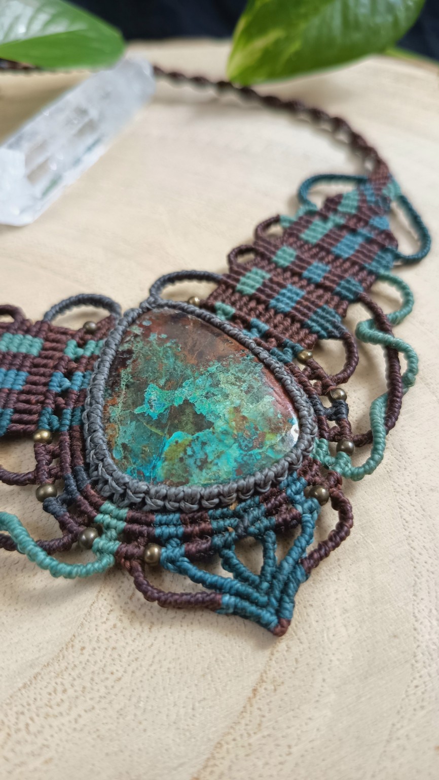 Colar elaborado em micro macramé com uma Crisocola grande