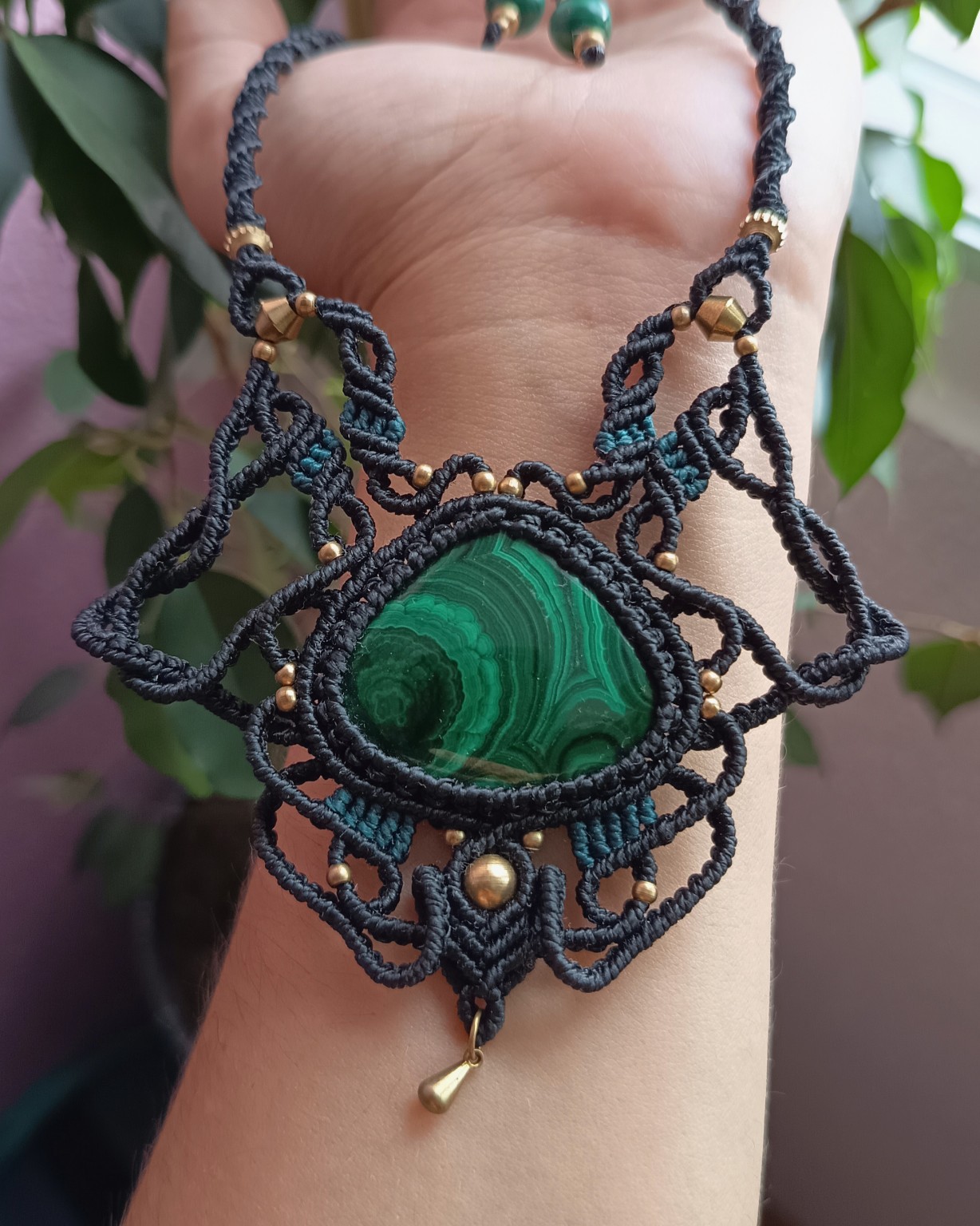 Colar completo em micro macramé preto com Malaquite e detalhes em latão