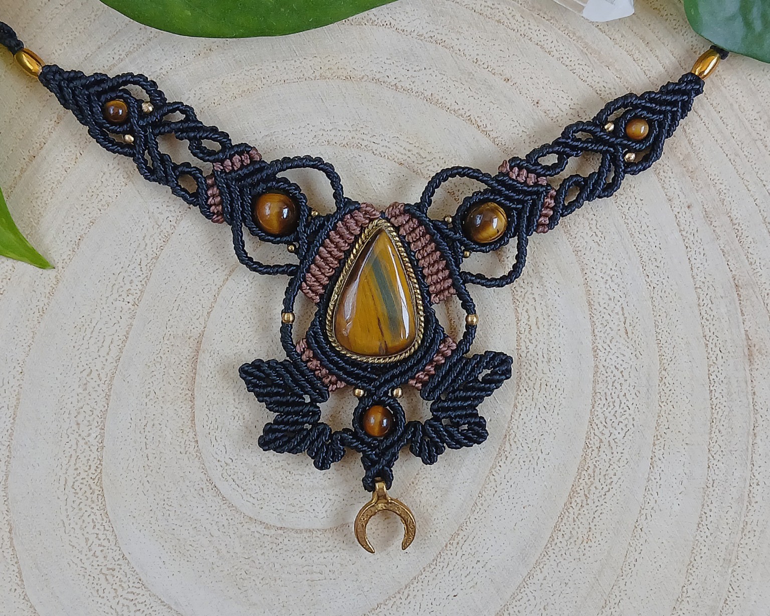 Colar elaborado em preto, castanho e dourado com Olho de Tigre e meia-lua dourada
