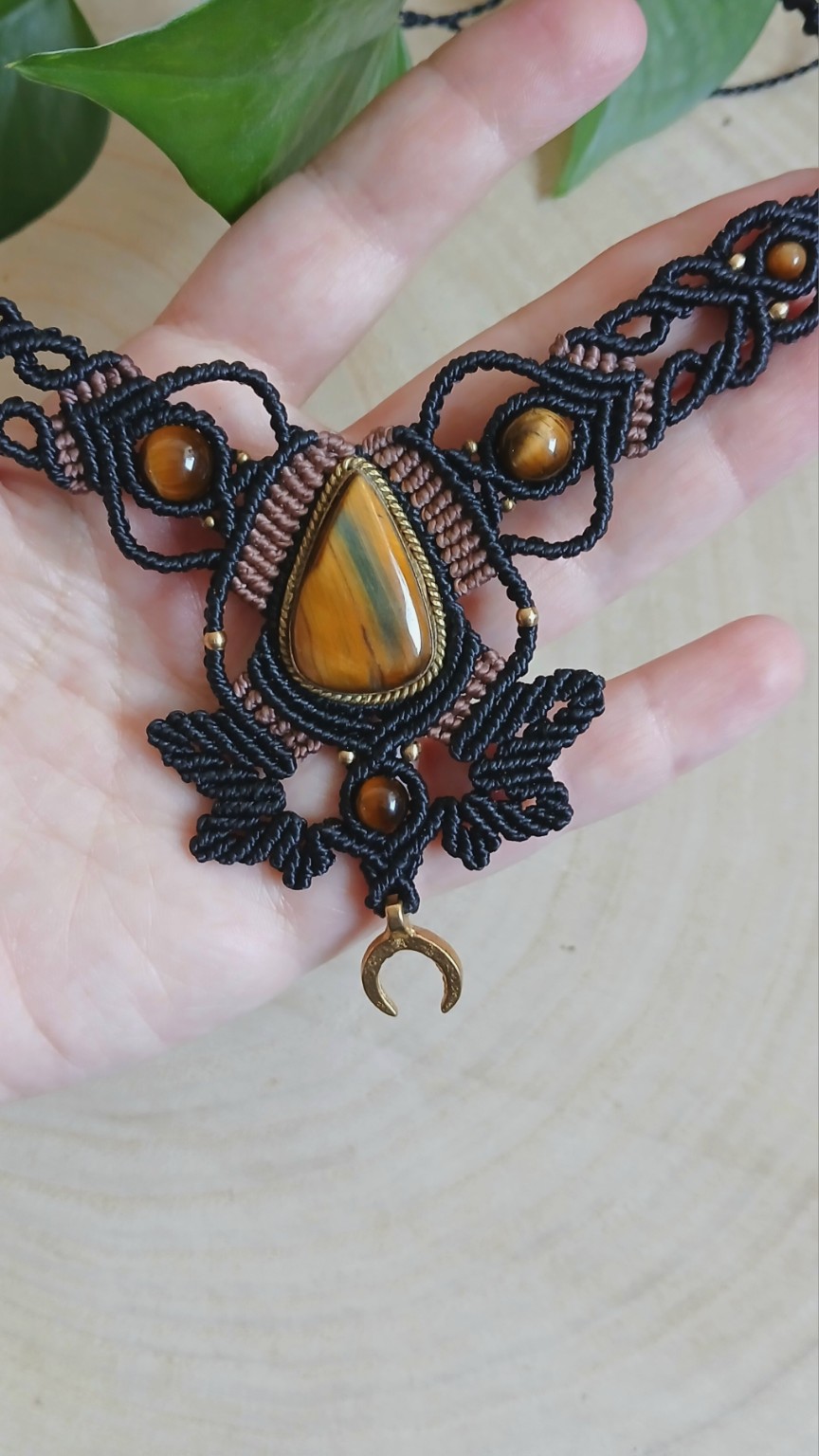 Colar elaborado em preto, castanho e dourado com Olho de Tigre e meia-lua dourada